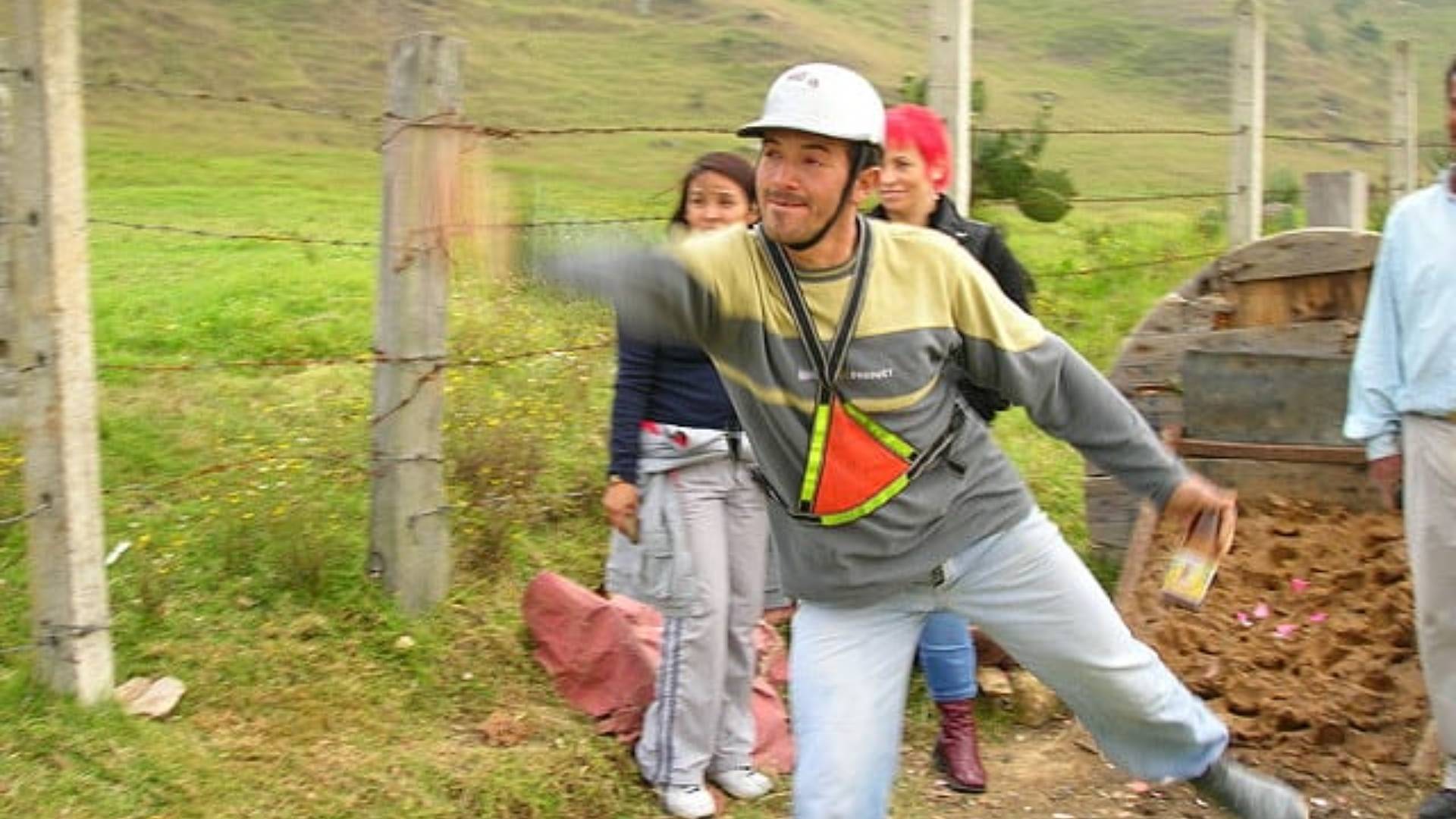 uomo che gioca lo sport colombiano del tejo